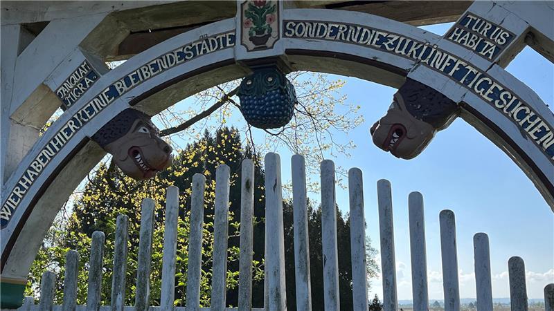 Glücksspieler retten morsche Altländer Prunkpforte in Neuenfelde Löwenköpfe und eine Traube zieren die Prunkpforte.