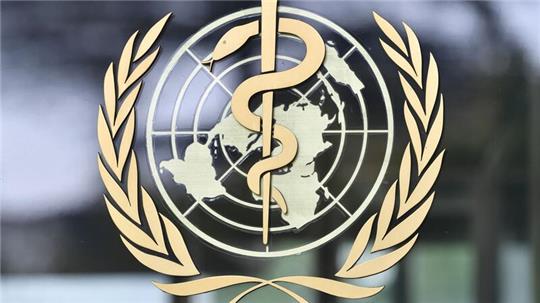Logo der Weltgesundheitsorganisation (WHO) vor dem Sitz in Genf.