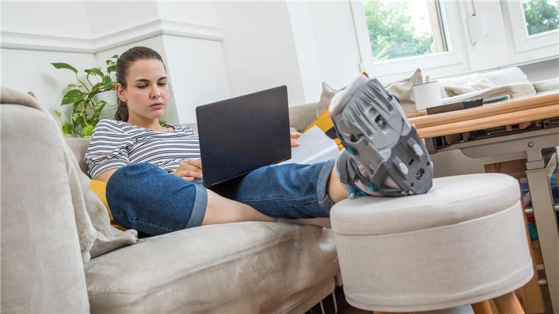 Lohnfortzahlung, Krankengeld oder Verletztengeld: Wie sind Betroffene nach einem Arbeits- oder Wegeunfall finanziell abgesichert?