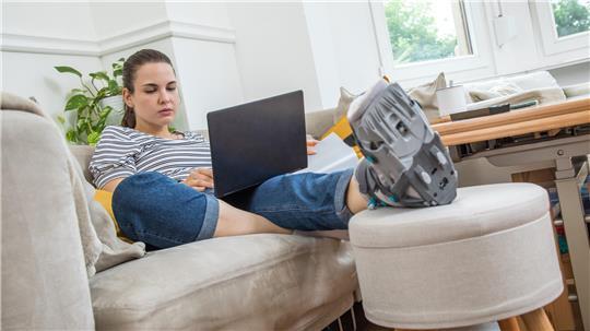 Lohnfortzahlung, Krankengeld oder Verletztengeld: Wie sind Betroffene nach einem Arbeits- oder Wegeunfall finanziell abgesichert?