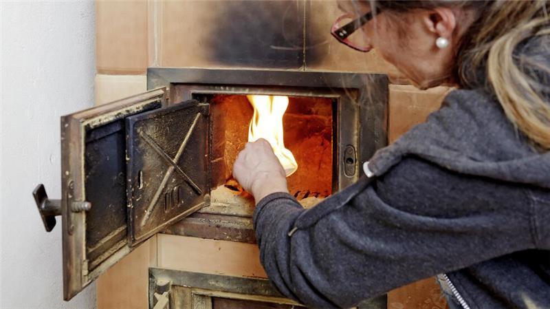 Frist beim Kaminofen-Verbot naht: Was stimmt – und was nicht Lohnt sich eine Modernisierung des alten Kamin- oder Kachelofens? Das sollte man besser im Voraus durchrechnen.