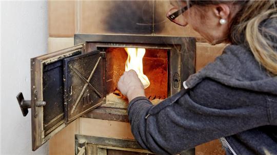 Lohnt sich eine Modernisierung des alten Kamin- oder Kachelofens? Das sollte man besser im Voraus durchrechnen.