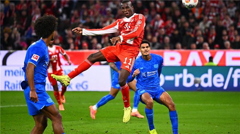 Loïc Badé (l) schaute erst beim Kopfball von Nicolas Jackson zu, traf später ins eigene Tor.