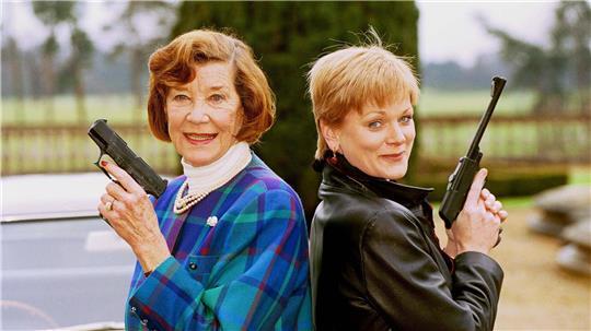 Lois Maxwell (l) und Samantha Bond haben beide „Miss Moneypenny“ gespielt. (Archivbild)