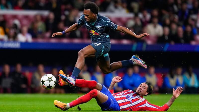 RB Leipzig verliert durch spätes Tor bei Atlético Madrid 1:2 Lois Openda im Zweikampf mit Jose Maria Gimenez.