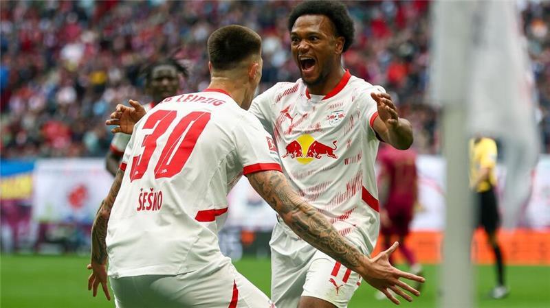 4:0 gegen Augsburg: RB Leipzig wieder in der Spur Lois Openda (r) bereitete per Hacke ein Tor für Benjamin Sesko vor.
