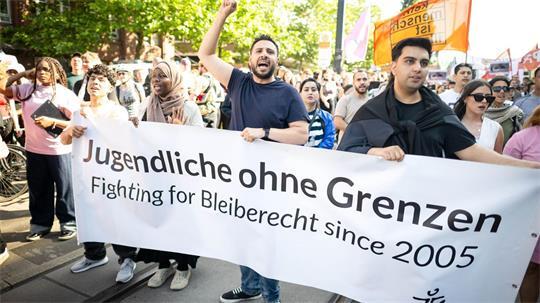 Lokal bilden sich immer wieder Unterstützerkreise, um die Abschiebung einzelner Ausreisepflichtiger zu verhindern. Bei dieser Demonstration in Bremen forderten Aktivisten generell großzügigere Regelungen für Migranten ohne Aufenthaltserlaubnis. (Symbolbild)