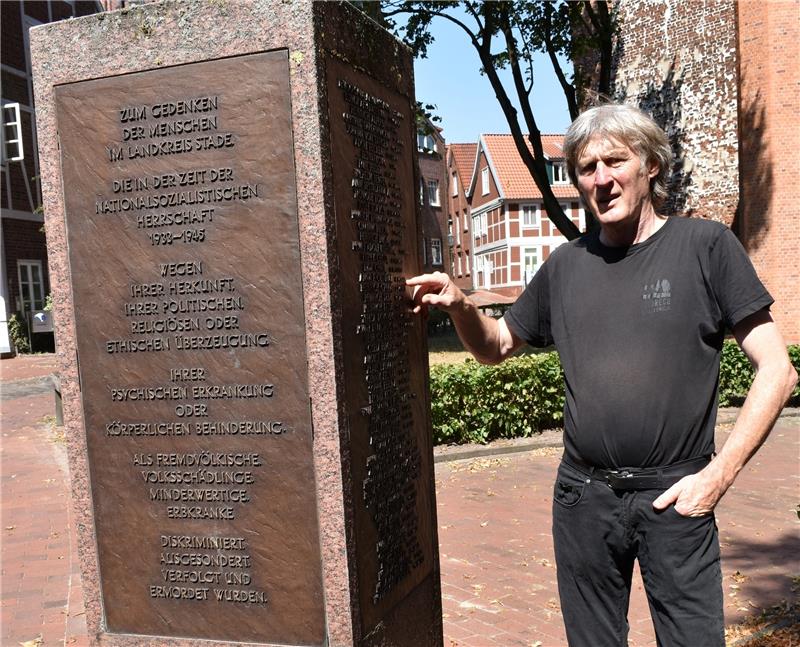 Lokalhistoriker Michael Quelle vor der Stele für die NS-Opfer auf dem Wilhadikirchhof in Stade. Foto Vasel