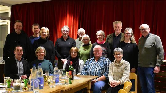 Lokalpolitiker und Bürger aus den Gemeinden Balje und Cadenberge tauschten sich beim Dorftreff in Balje über eine besondere Bewerbung aus.