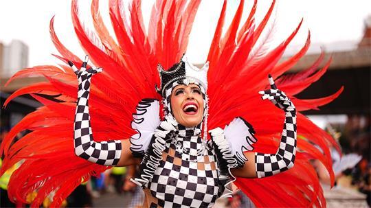 London: Farbenrausch beim Notting-Hill-Karneval – Karnevalisten feiern das 60-jährige Jubiläum