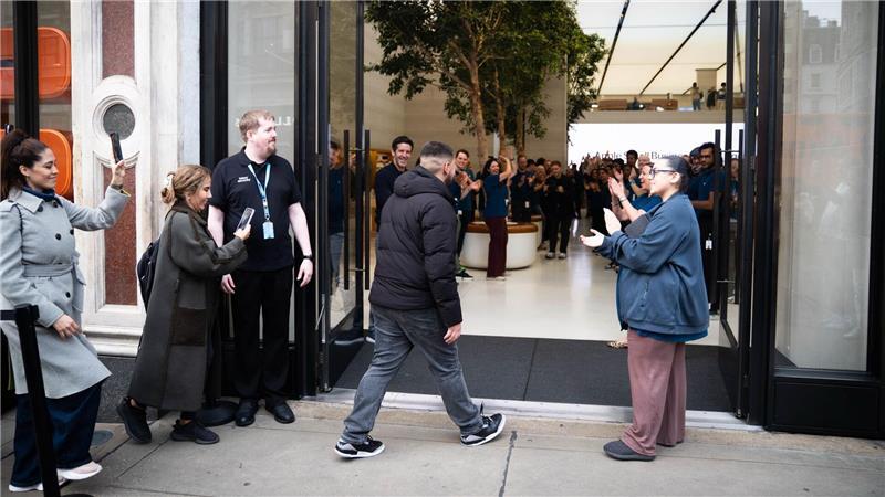 London: Verkaufsstart des iPhone 17 lockt Fans in die Regent Street.