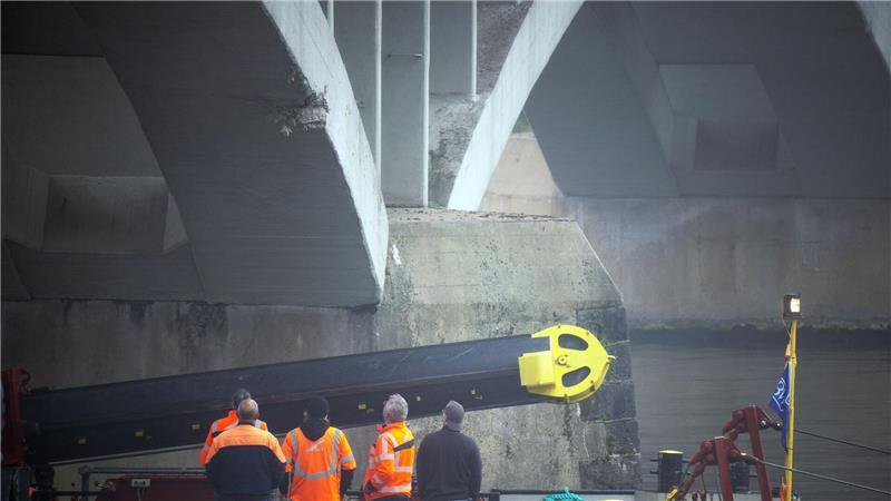Longuich/Mosel: Experten untersuchen Brücke nach Frachtschiff-Kollision