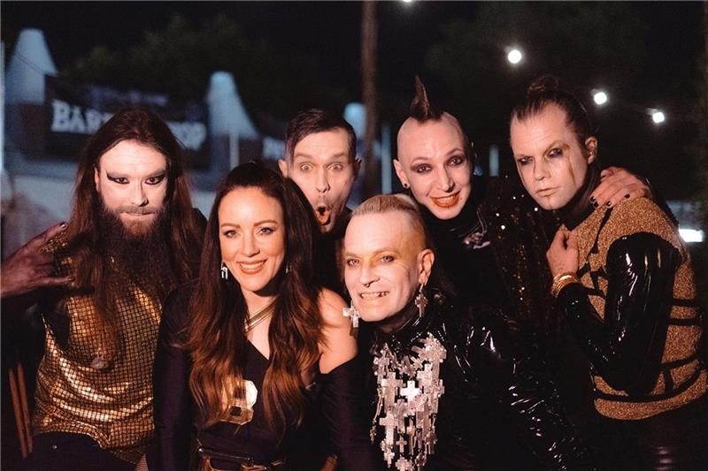Lord of the Lost: So ist es der Band nach der ESC-Pleite ergangen Lord of the Lost mit Blümchen beim diesjährigen Wacken-Open-Air-Festival - rechts Bassist Klaas Helmecke. Foto: Lennard Schmitt