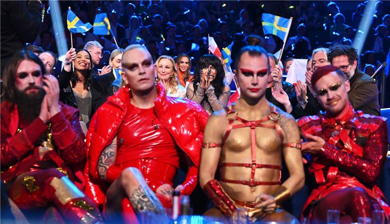 Loreen (hinten M) aus Schweden reagiert während der Abstimmung beim Finale des 67. Eurovision Song Contest (ESC) in der M&amp;S Bank Arena. Foto: Peter Kneffel/dpa