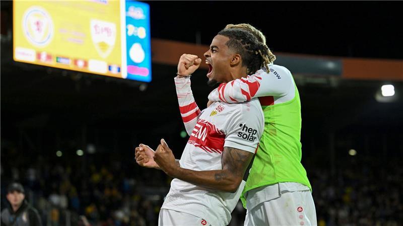 Bilder des Tages Lorenz Assignon vom VfB Stuttgart jubelt nach seinem Elfmeter im Elfmeterschießen gegen die Eintracht Braunschweig.