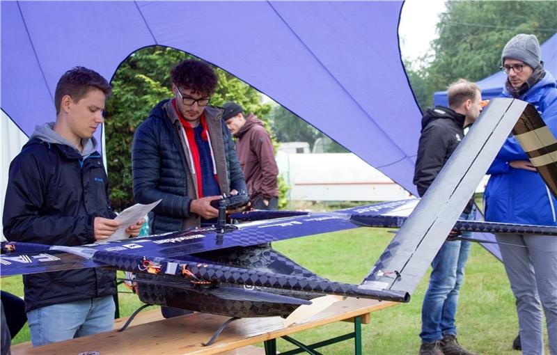 Lorenz Einberger und Drohnenpilot Julian Benz vom Team Evolonic beim Check Up vor dem Start. Fotos: Dammer
