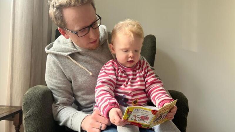 Lorenz Heisig liest seiner Tochter Ina gern aus Pixi-Büchern vor.