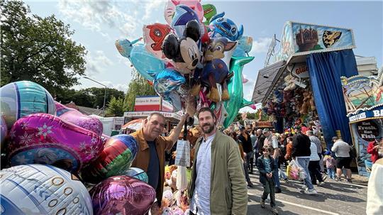 Lorenzo Basso (links) und sein Sohn Giacomo verkaufen jedes Jahr Ballons und Kuscheltiere auf dem Pfingstmarkt.