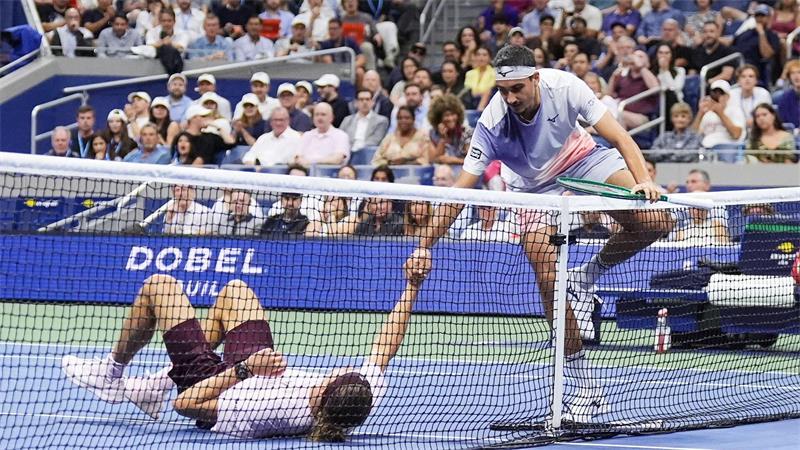 Zverev rettet Titeltraum: Zittersieg weit nach Mitternacht Lorenzo Sonego (r) hilft Zverev nach einem Strauchler wieder auf die Beine.