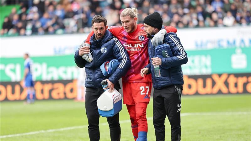 Saison-Aus: Schalke-Keeper Karius schwerer verletzt Loris Karius (M) kann nach einer Wadenverletzung nicht mehr in dieser Saison spielen.