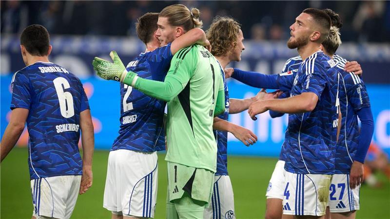 Schalker Aufstiegsträume haben einen Namen: Miron Muslic Loris Karius (M) kassierte wieder kein Gegentor.