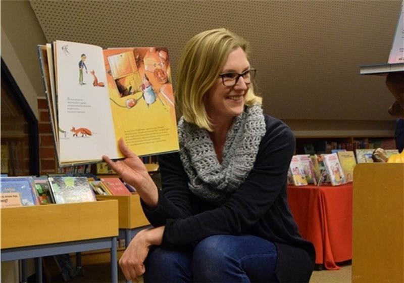 Lorna Behrends hat vor drei Jahren das Vorlesen bei „Hollern hört“ ins Leben gerufen. Foto: Battmer