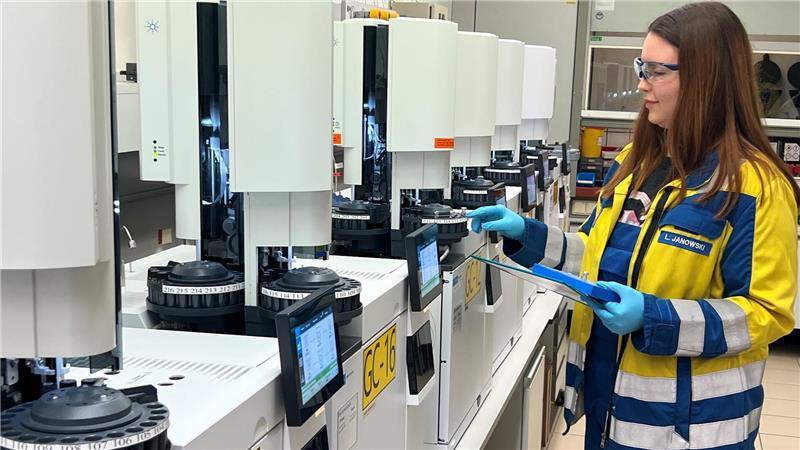 Lorraine Janowski überprüft im Labor die Proben, die zuvor Kollege Stefan Zobel an der Produktionsanlage gezogen hat.