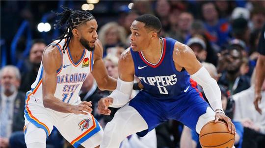 Los Angeles‘ Russell Westbrook (0) dribbelt den Ball, während Oklahoma City Thunders Isaiah Joe (11) verteidigt.