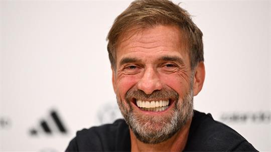 Los geht’s: Bei der Pressekonferenz in der Amsterdam-Arena war Jürgen Klopp noch total locker.