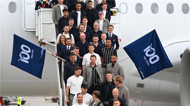 Los geht’s: Die Nationalspieler und Bundestrainer Julian Nagelsmann auf der Gangway.