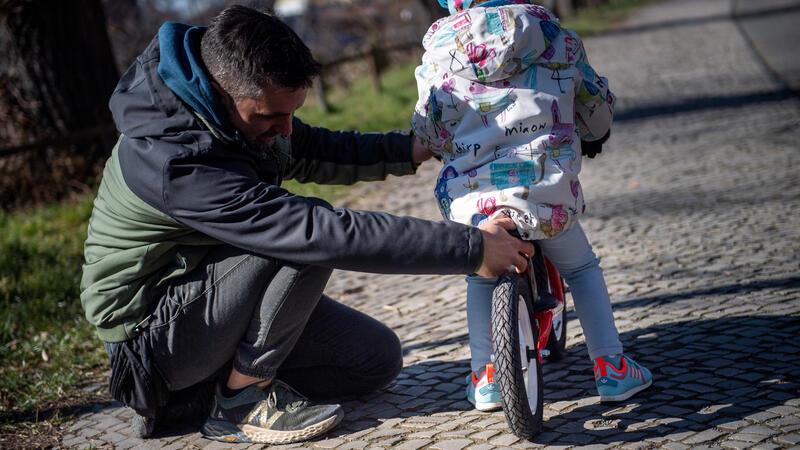 Rad als Geschenk zu Ostern: Tipps für das erste Kinderfahrrad Los geht's: Wann Kinder vom Laufrad aufs erste richtige Kinderfahrrad umsatteln sollten, hängt von ihrer persönlichen Entwicklung und ihrer Vorerfahrung ab.