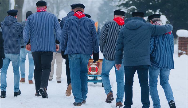 Tradition gerettet: Schipperball bleibt mit Kohl und Köm in Gräpel Los geht's durch Gräpel, um den Kohl für Sonntag einzusammeln.