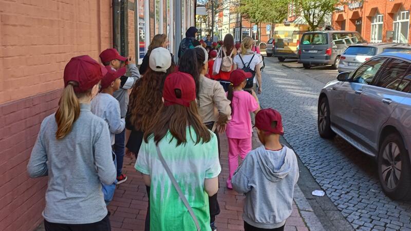 Was ist gut, was ist schlecht? Kinder nehmen Stader City unter die Lupe Los geht's durch die Große Schmiedestraße. Die ersten Fotos werden geknipst.