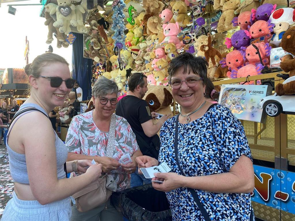 Loseziehen ist Programm: Finja Bohn hat mit Mutter Petra und Tante Karin  schon ...
