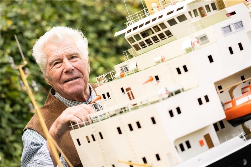 Lothar Bergander, ehemaliger Kapitän zur See und Hobby-Modellbauer aus Hemmoor, ist vernarrt in seine XXL-Arbeiten. Auch die „Norden“ hat’s ihm angetan. Im Schnitt benötigt der 81-Jährige zwei Jahre für den Bau eines Schiffes. Fotos: Assani