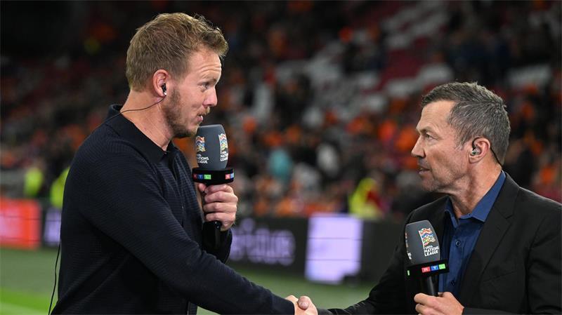 Lothar Matthäus (r) schüttelt Julian Nagelsmann die Hand. (Archivbild)