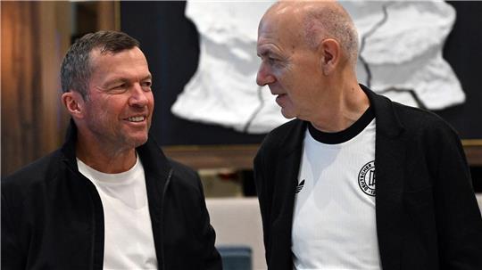 Lothar Matthäus und Bernd Neuendorf sprechen bei einer Veranstaltung in Chicago. 