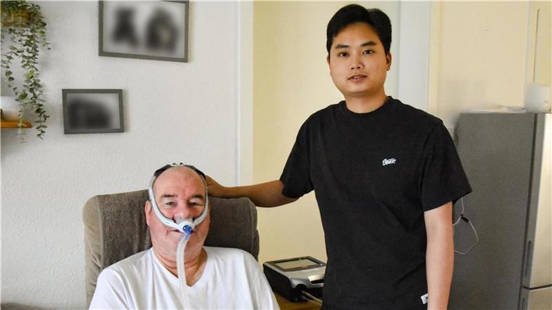 Dank neuem Pflegetam: ALS-Patient darf wieder zu Hause leben Lothar Seibt ist glücklich, nach seiner zeitweisen Unterbringung in einer Intensivpflege-WG nun wieder in seiner Zevener Wohnung leben zu können. Pfleger Do vom FDI-Intensivpflegedienst aus Bremen betreut ihn mit seinem Team seit dem 20. Juni.
