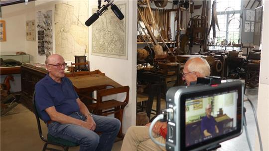 Lothar Wille (rechts) vom Heimatmuseum beim Filmdreh mit Heiner Bierschwall. Bei dem 86-Jährigen sprudeln die Erinnerungen.
