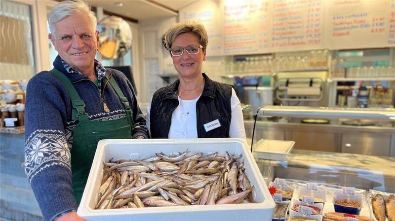 Volle Netze: Elbfischer Lothar Buckow fängt wieder mehr Stint Lothar und Rita Buckow präsentieren stolz ihren fangfrischen Stint in ihrem Geschäft in Wisch.