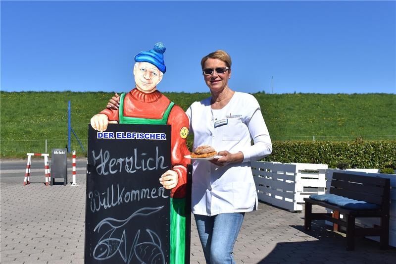 Lothar und Rita Buckow sagen herzlich willkommen im Elbfischer: Hier bekommen Gäste Fischbrötchen und mit dem Elbdeich eine kulinarisch passende Kulisse serviert.
