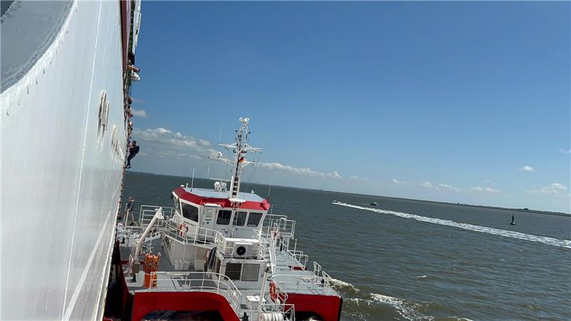 Lotsenwechsel auf der Elbe.