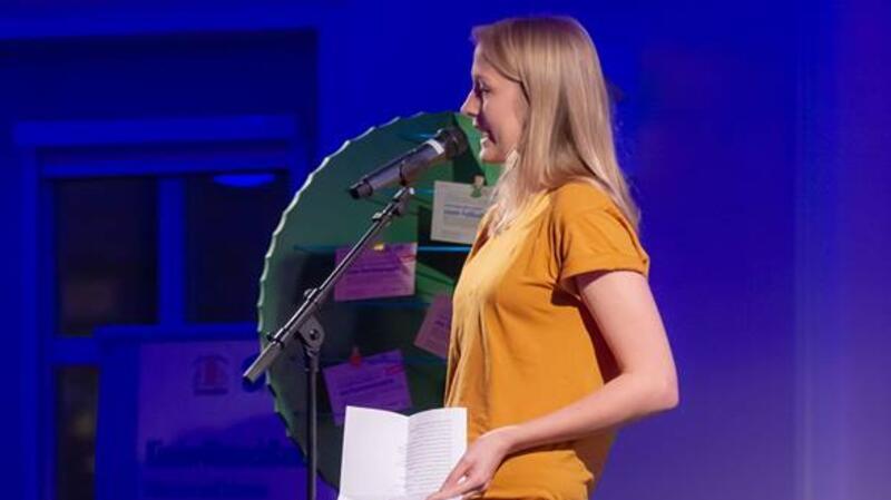 Poeten messen sich beim Poetry-Slam „Die Speicherpoeten“ in Freiburg Lotta Klein moderiert den Poetry-Slam „Die Speicherpoeten“ im Historischen Kornspeicher in Freiburg.