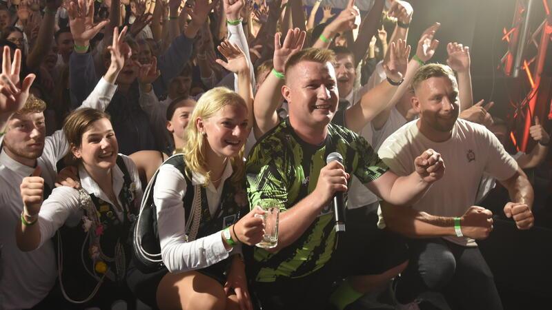 Lotta und Jannik haben das Wetttrinken mit ihrem Idol "Schürze" gewonnen.