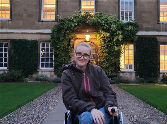Lottje Schlien in ihrem alten Aktiv-Rollstuhl vor dem Trinity Hall College der Universität in Cambridge.