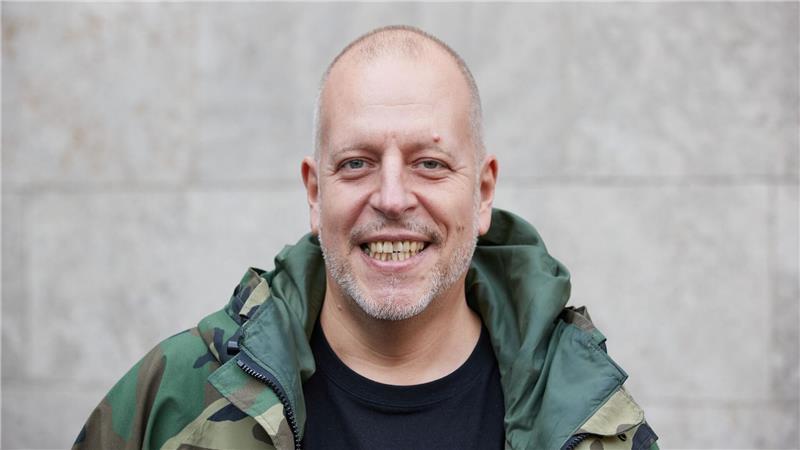 Lotto King Karl bringt noch einen Musiker mit auf die abgedunkelte Bühne. (Archivbild)