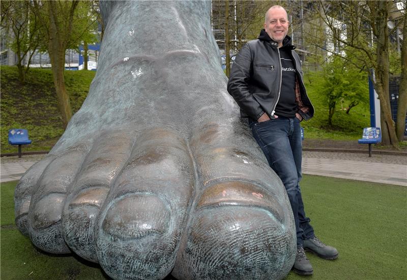 Lotto King Karl steht am Volksparkstadion neben der Skulptur vom Fuß des HSV-Idols Uwe Seeler . Der Musiker hatte anlässlich seines neuen Albums „360 Grad“, das am 12. Mai erscheinen wird, zu einer Stadtrundfahrt mit den Stationen seiner Ka