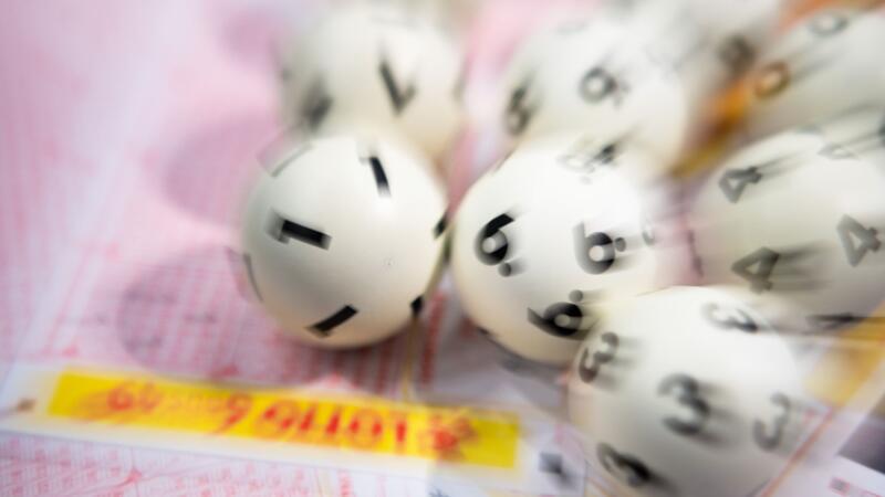 Lotto-Kugeln liegen auf einem Lottoschein.