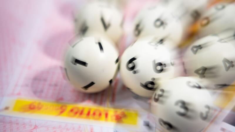 Lotto-Kugeln liegen auf einem Lottoschein.