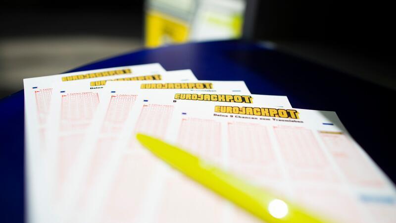 Lottoscheine mit der Aufschrift „Euro Jackpot“ liegen in einer Lotto-Annahmestelle.